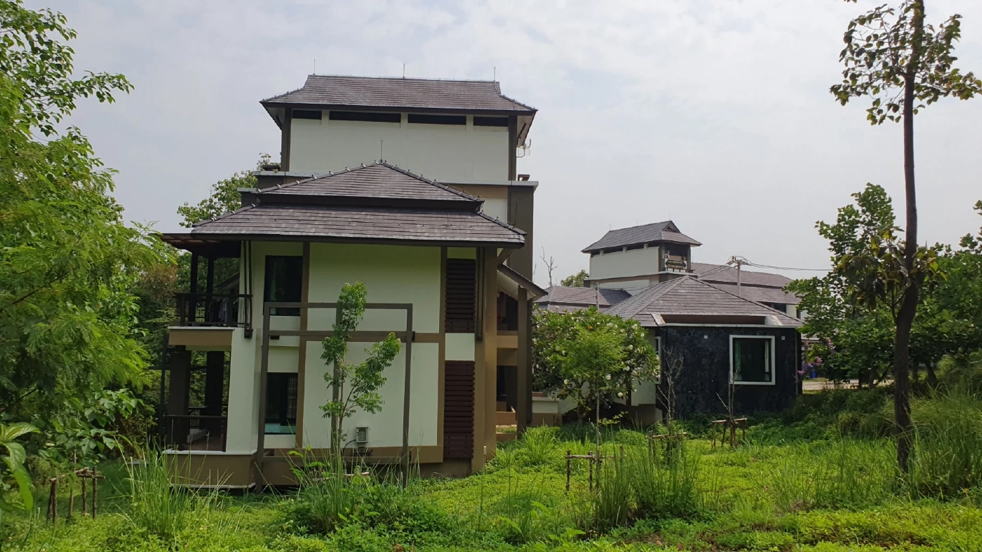 คอนโดมิเนียม 9 หลัง  อยู่ระหว่างดำเนินการขอคืนพื้นที่