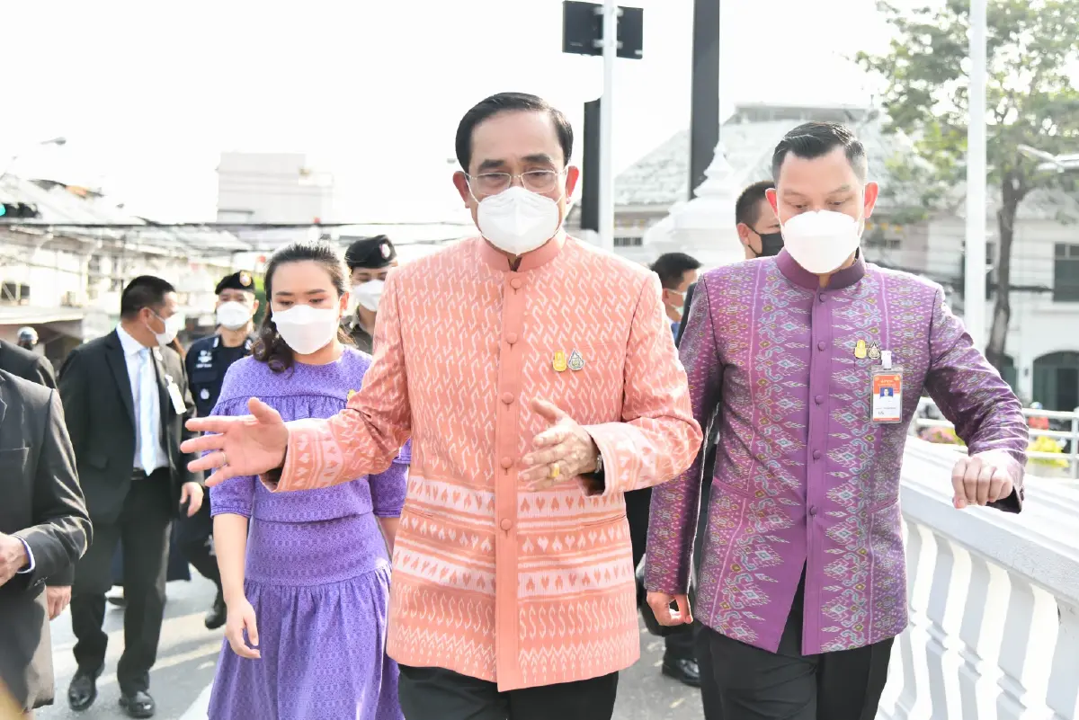 "บิ๊กตู่"ออนทัวร์ให้กำลังใจชาวบ้านรอบทำเนียบฯปัดมาหาเสียง