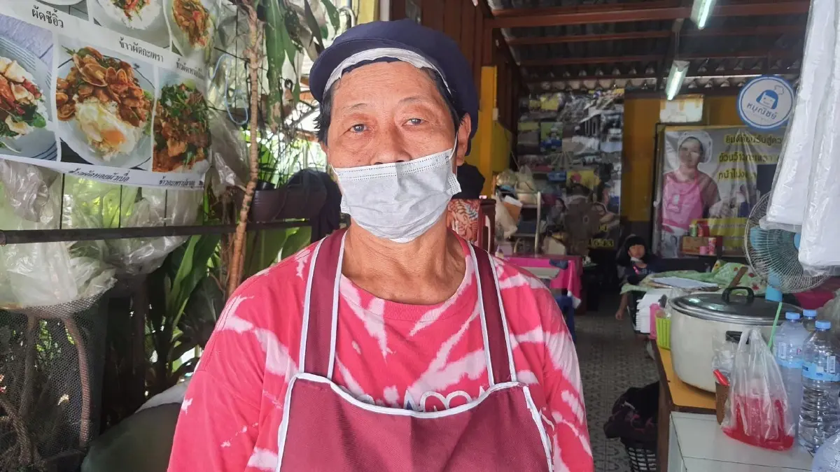นางธนวรรณ ขุนแพ้ หรือป้าอ้วน อายุ 65 ปี เจ้าของร้าน