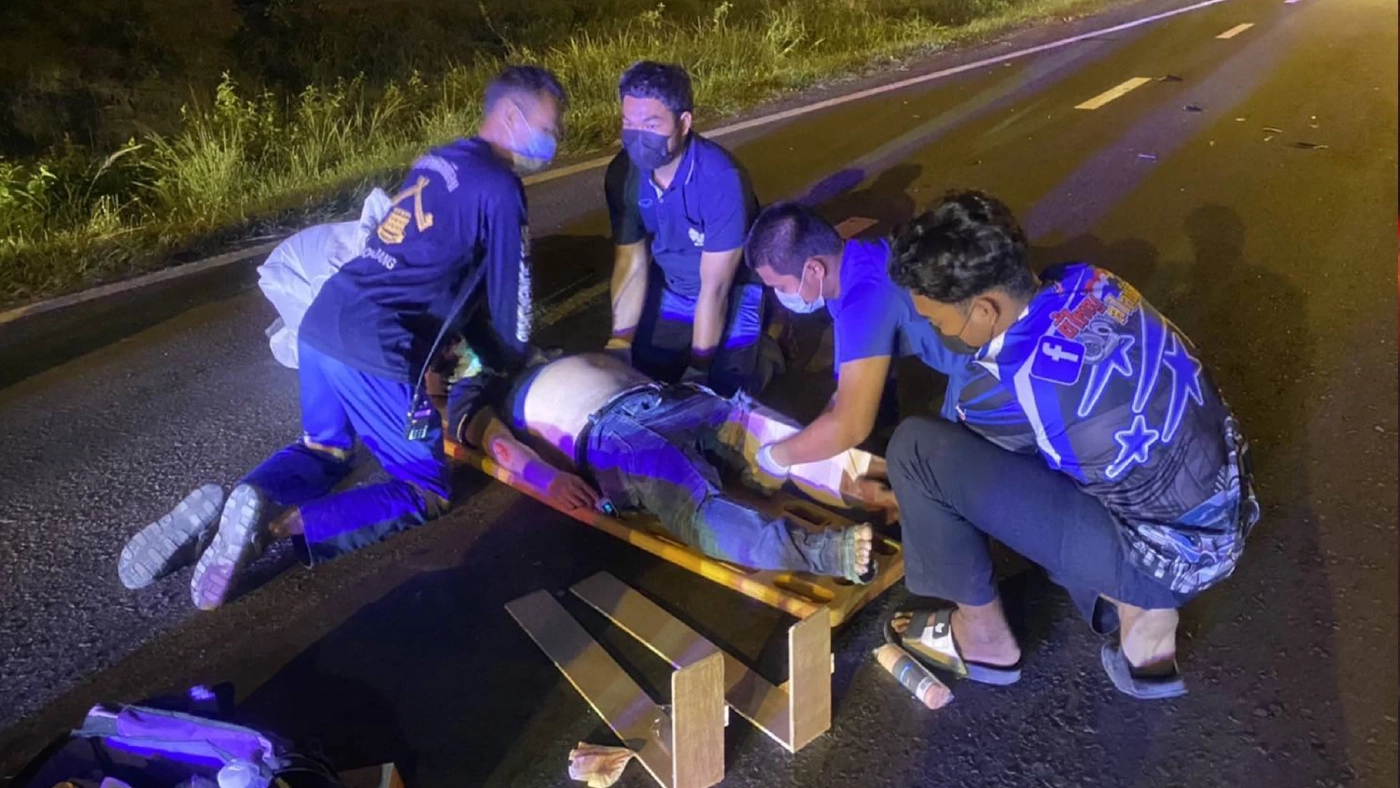 หนุ่มขับกระบะรถเสียระหว่างทางลงไปเช็คขณะเดินกลับขึ้นรถถูกเก๋งพุ่งชนดับ