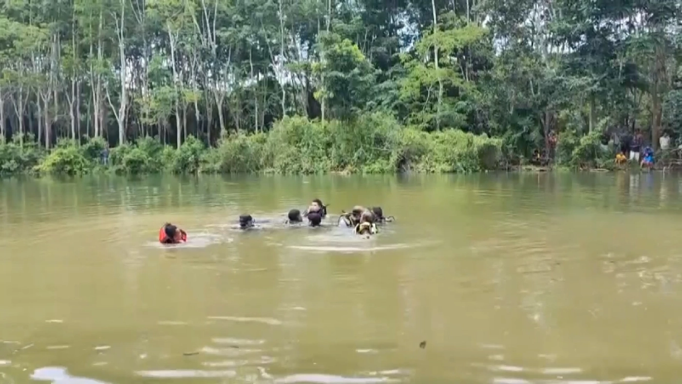 หนุ่มขับกระบะแหกโค้งตกสระน้ำเสียชีวิต