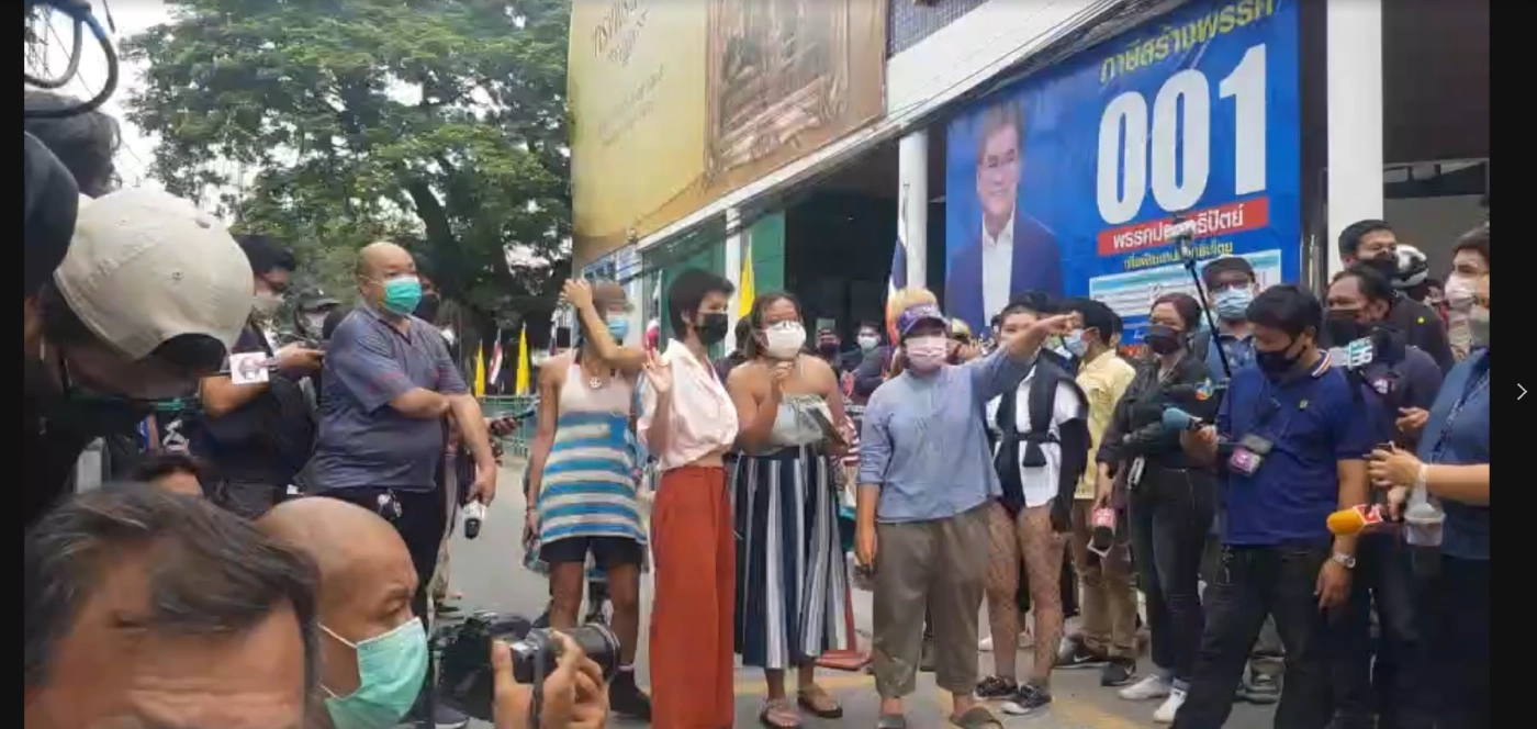 สามนิ้วบุกปชป.ทำกิจกรรมสีดาลุยไฟ แกนนำตัดหางปริญญ์ แนะเหยื่อออกมาให้หมด