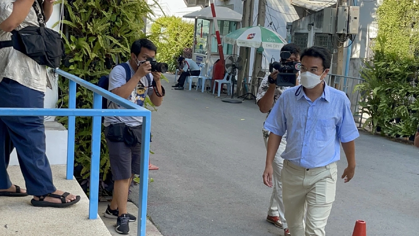 สามนิ้วบุกปชป.ทำกิจกรรมสีดาลุยไฟ แกนนำตัดหางปริญญ์ แนะเหยื่อออกมาให้หมด