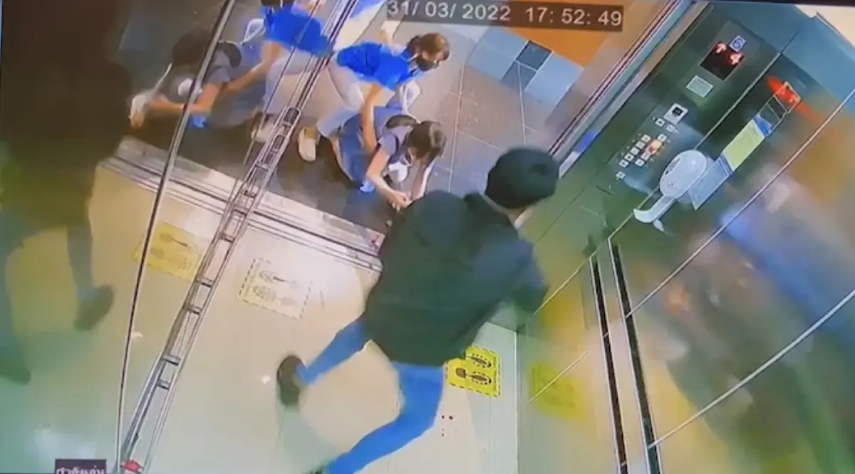 คนร้ายพยายามยื้อแย้งทรัพย์จากเหยื่อ ก่อนหลบหนีออกไปจากลิฟท์