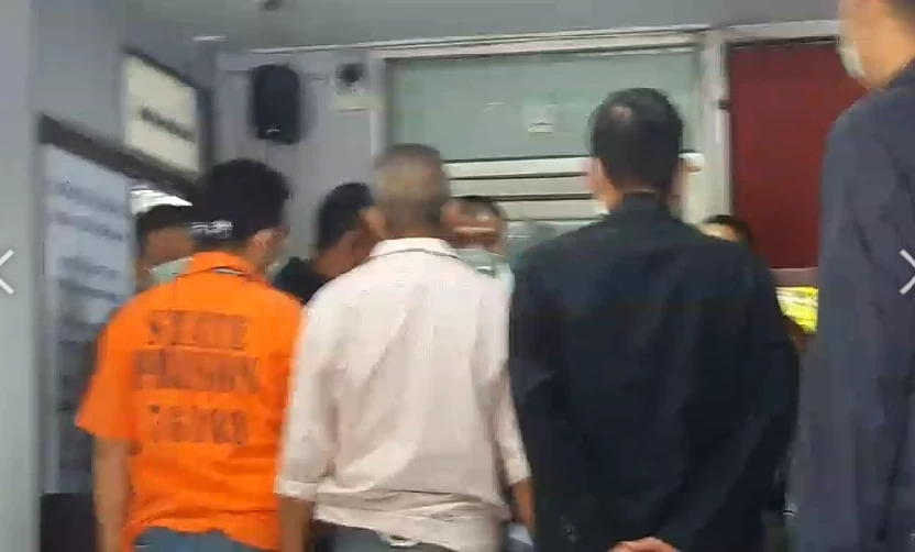 พ.ต.ต. แก๊งรีดเงินนักพนันออนไลน์ 4 แสน ย่องมอบตัว ก่อนชุลมุนอ้างขอไปศาลเอง