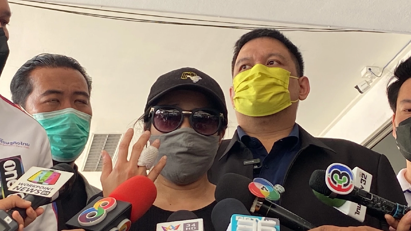 “ส.ส.ไผ่” พาเหยื่อสาว โร่แจ้งความเอาผิดสามีลูกอดีตอัยการซ้อม