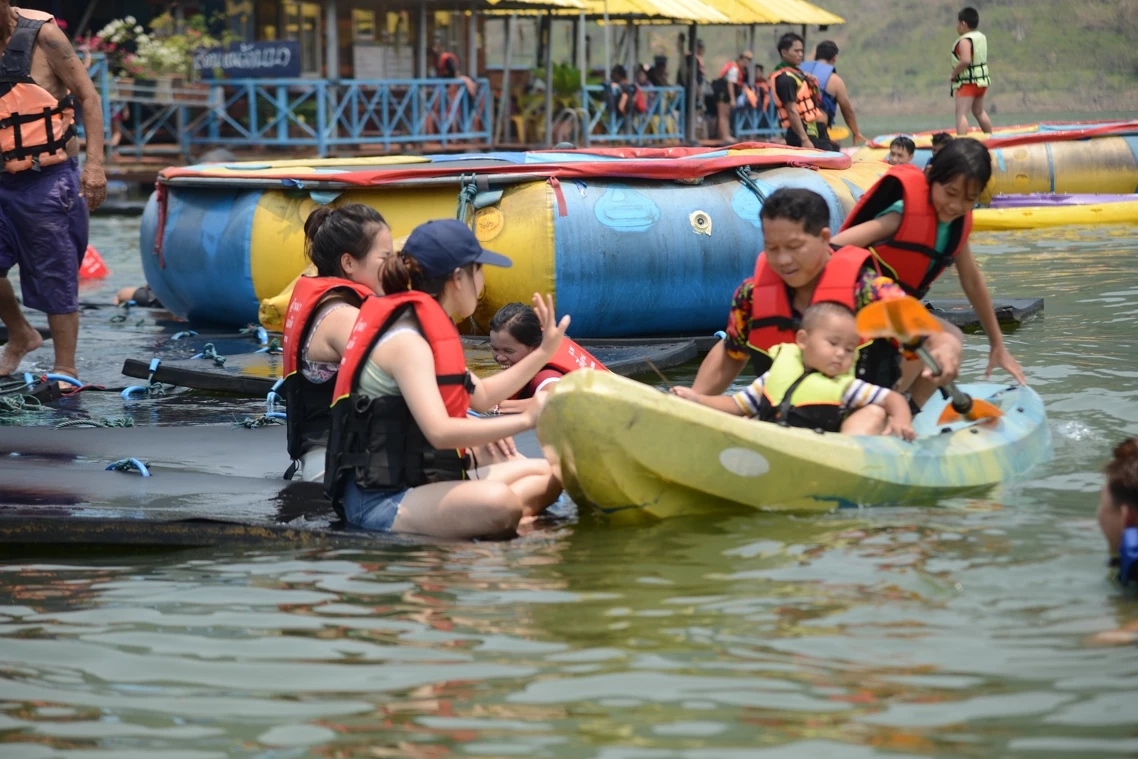 เขื่อนแม่งัดคึกคักนักท่องเที่ยวหนีอากาศร้อนเล่นน้ำ