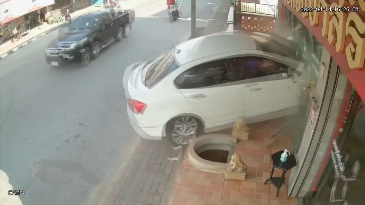 นาทีพุ่งชนร้านทอง