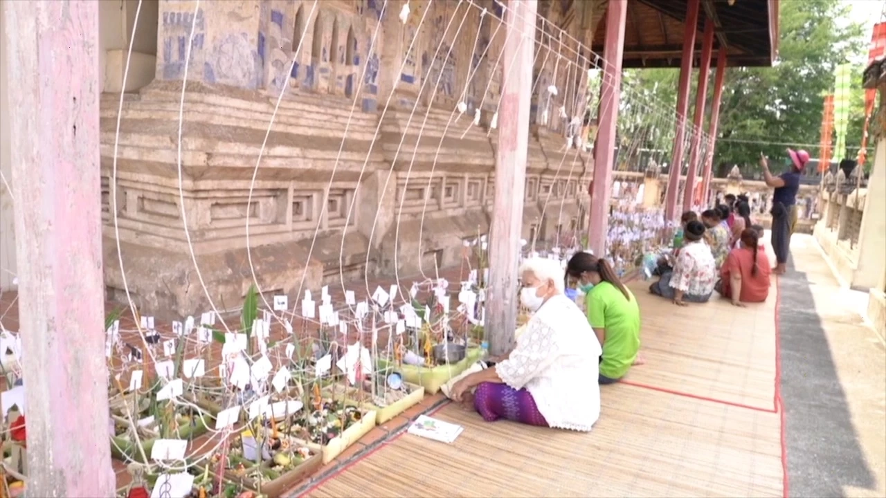 จวกยับ ชายหญิงคู่หนึ่งใช้เท้ายันผนังสิมโบราณกว่าร้อยปี