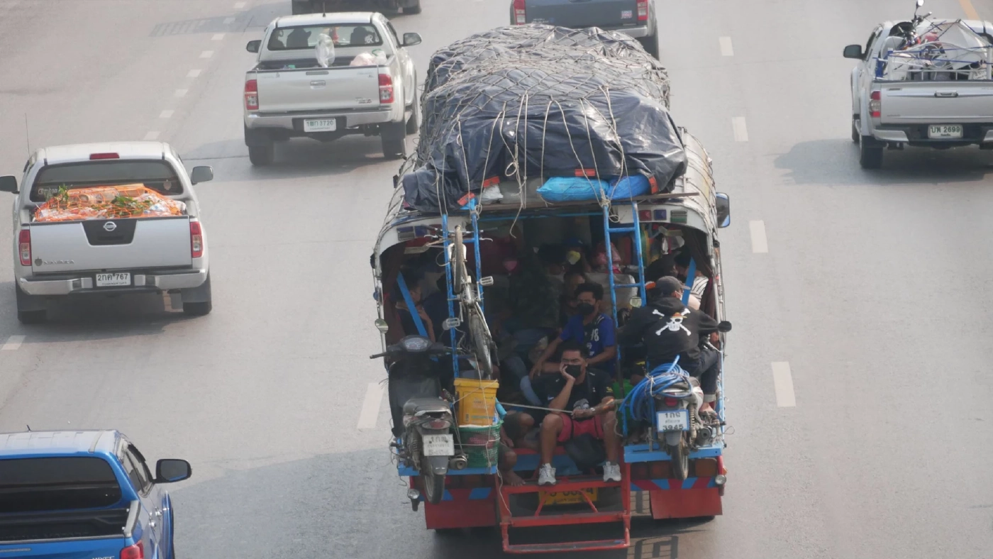 ถนนมิตรภาพปริมาณรถหนาแน่น คนแห่กลับบ้านช่วงสงกรานต์