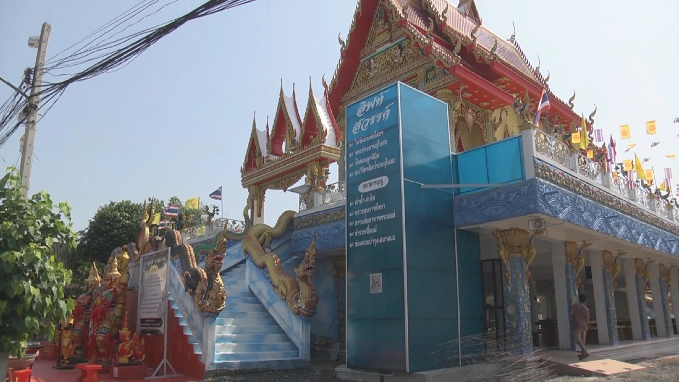 ฮือฮา...รูปปั้นยักษ์นั่งหลับเฝ้าประตูโบสถ์ มือซ้ายสวมนาฬิกายืมเพื่อน