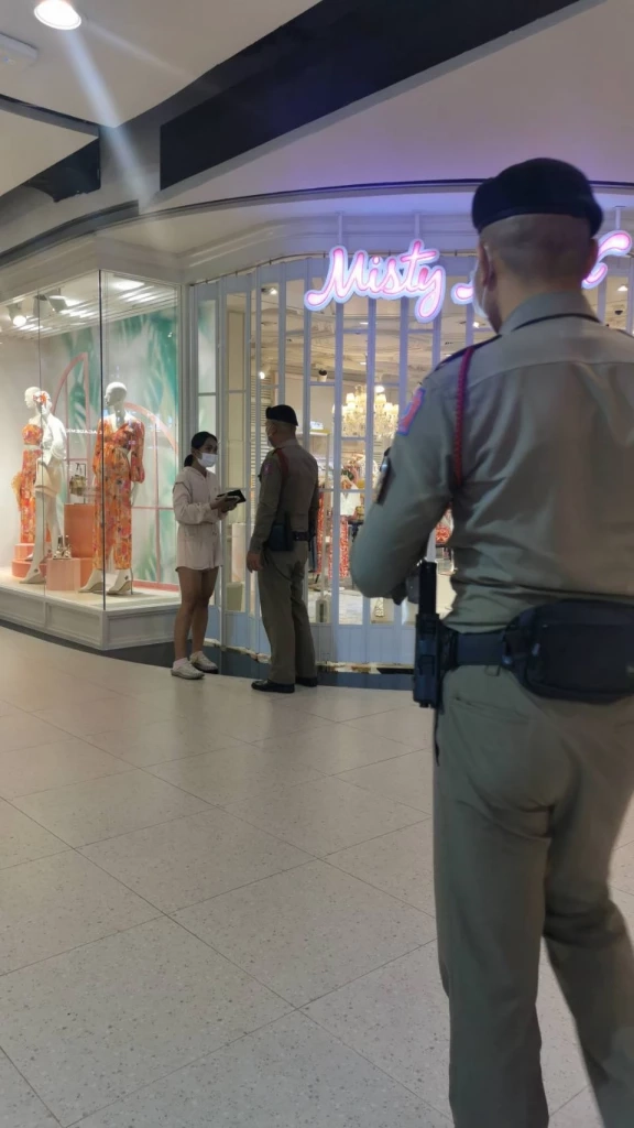 หนุ่มคลั่งใช้มีดไล่แทงคนในห้างดังย่านราชประสงค์