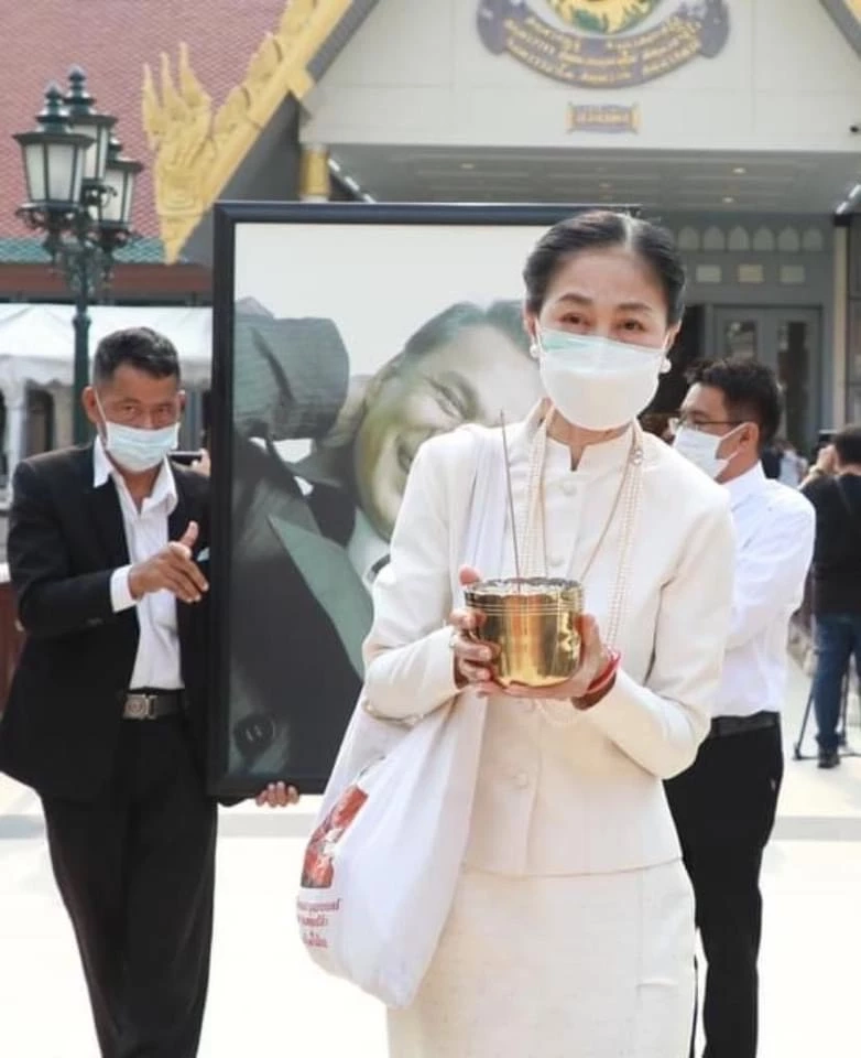 ‘ดวงเดือน’ ร่วมพิธีเคลื่อนร่าง ‘สรพงศ์ ชาตรี’ กลับบ้านโคราช