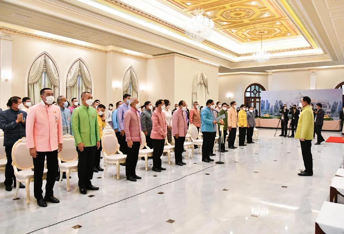 "นายกฯ" นำ ครม.ทำบุญสงกรานต์ ซาบซึ้งช่วยทำงานพัฒนาประเทศ
