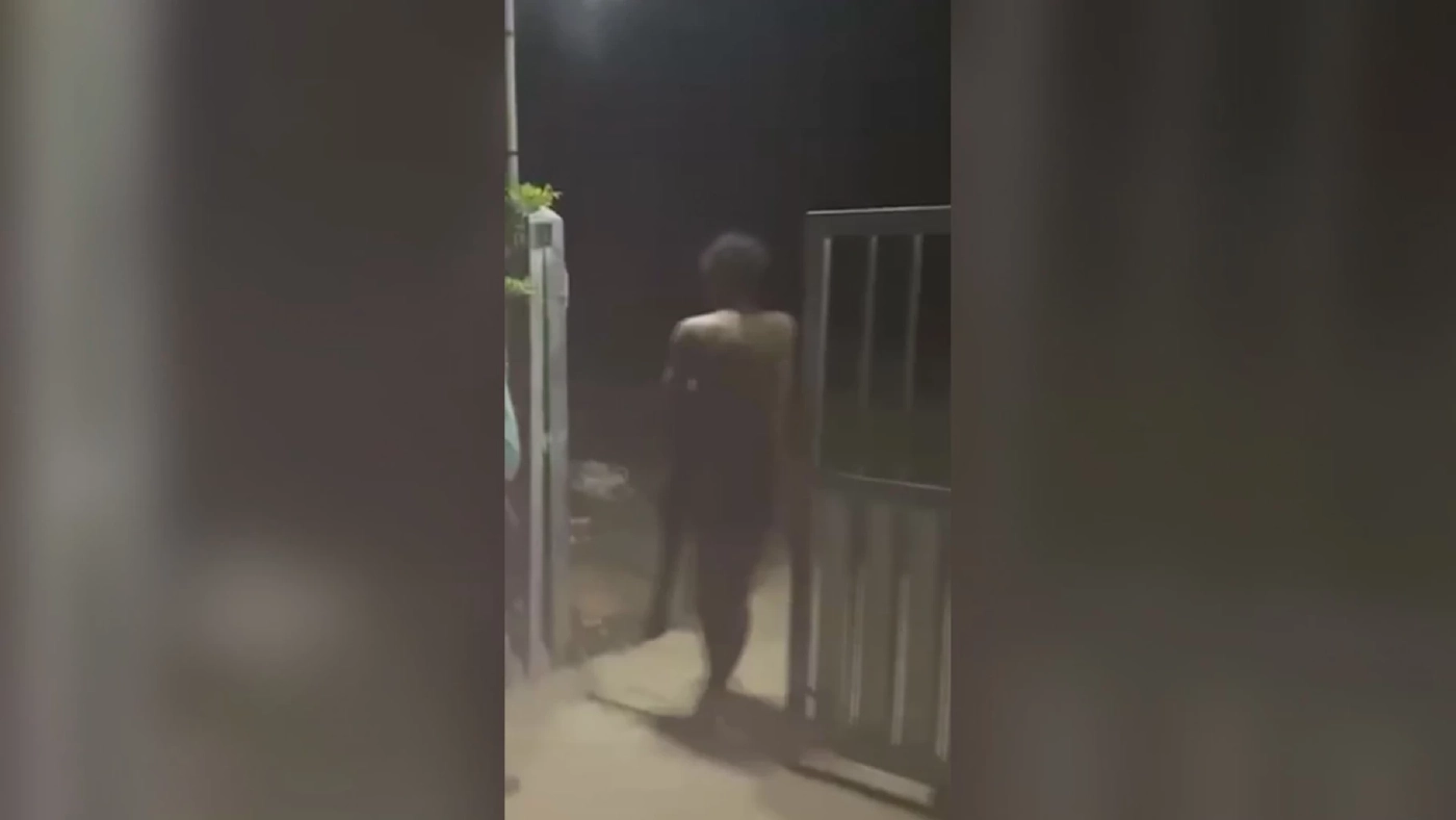 หนุ่มหลอนยาแก้ผ้าปีนรั้วเข้าบ้านสาวหวังชำเรา