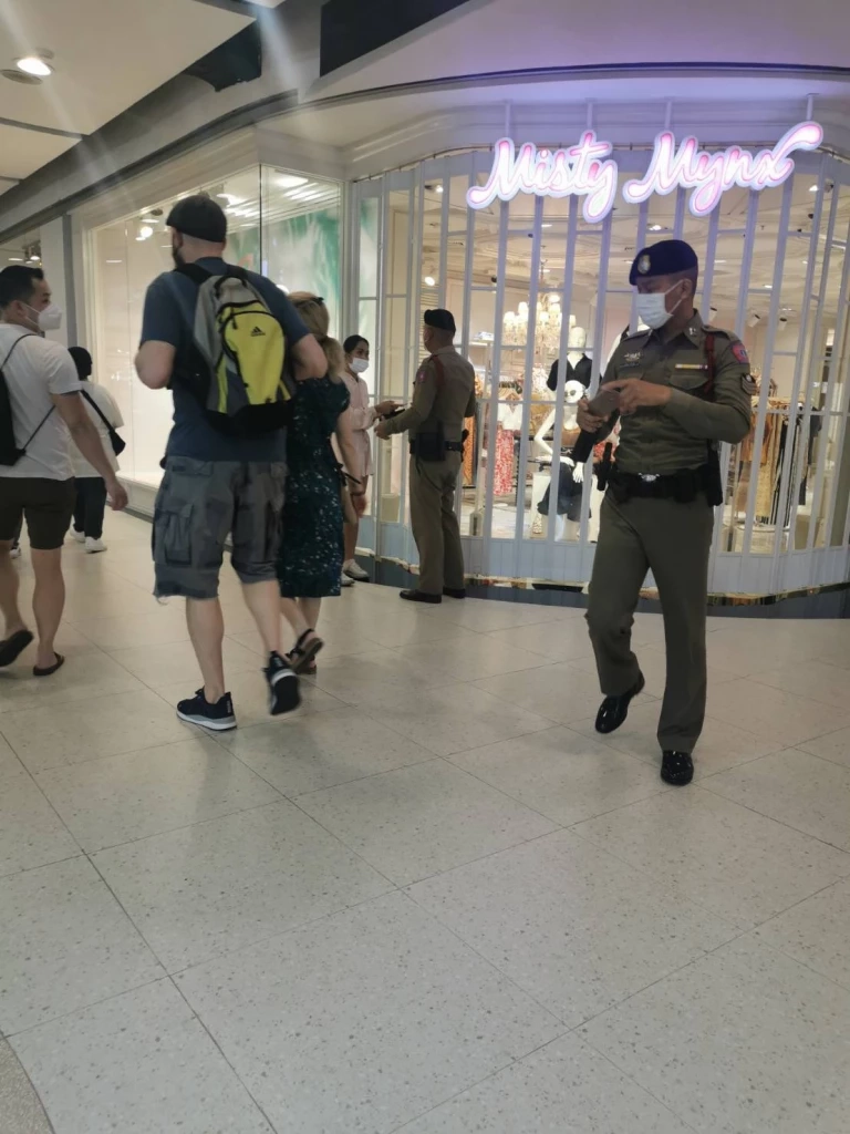 หนุ่มคลั่งใช้มีดไล่แทงคนในห้างดังย่านราชประสงค์