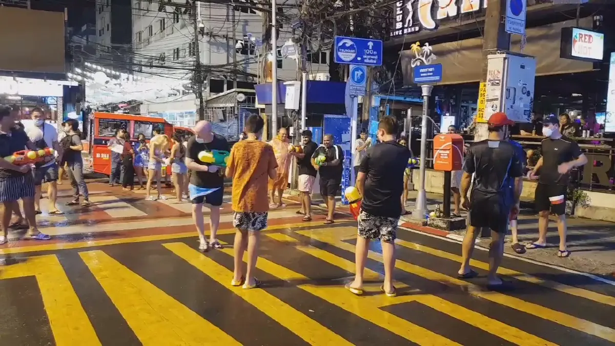 เมินมาตรการ! นทท.แห่เล่นน้ำ "ซอยบางลา ภูเก็ต" เพียบ