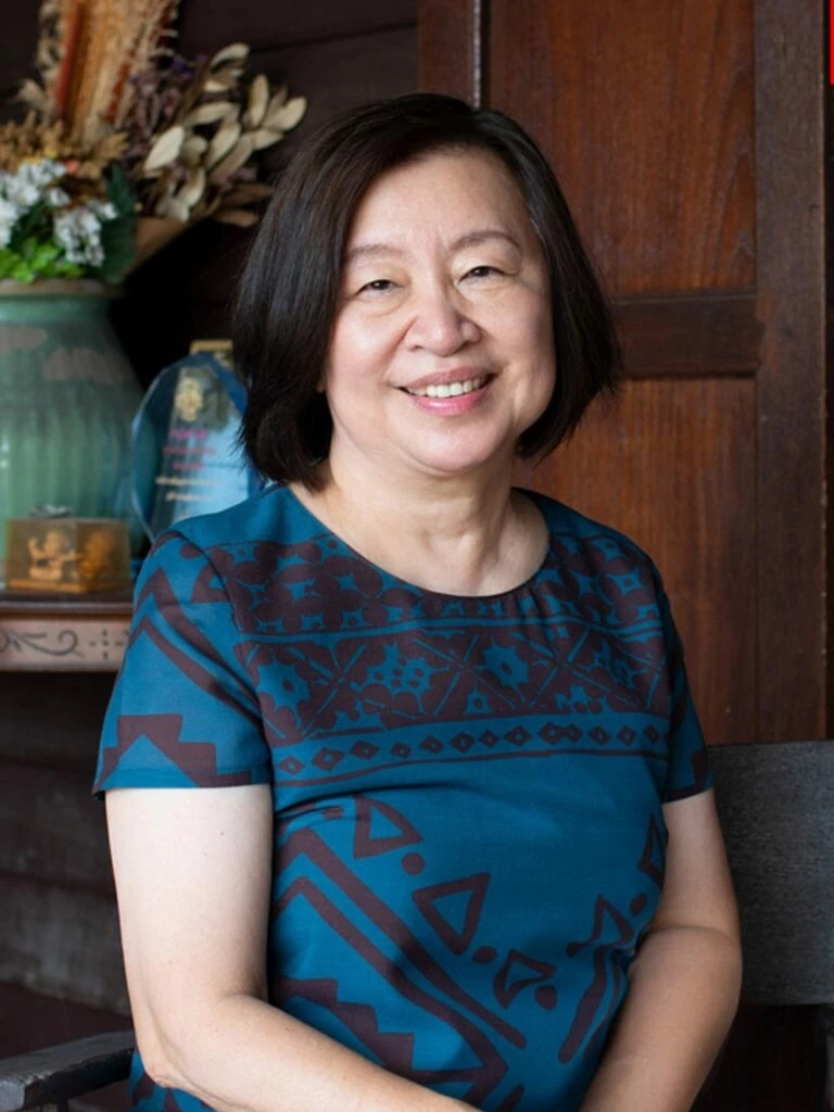 นางนันทพร ศานติเกษม (นามปากกา ปิยะพร ศักดิ์เกษม) 