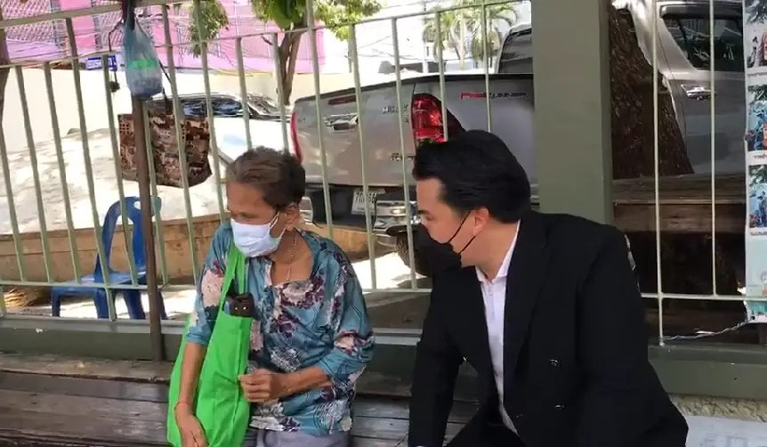 ผู้สื่อข่าวพบยาย 71 ที่ถูกทหารไล่เพราะขายหวยราคาตามกฎหมายกำหนด
