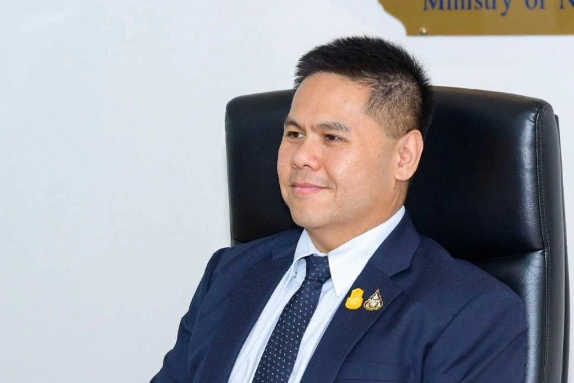 วราวุธ  ศิลปอาชา รมว.ทรัพยากรธรรมชาติและสิ่งแวดล้อม จากพรรคชาติไทยพัฒนา 