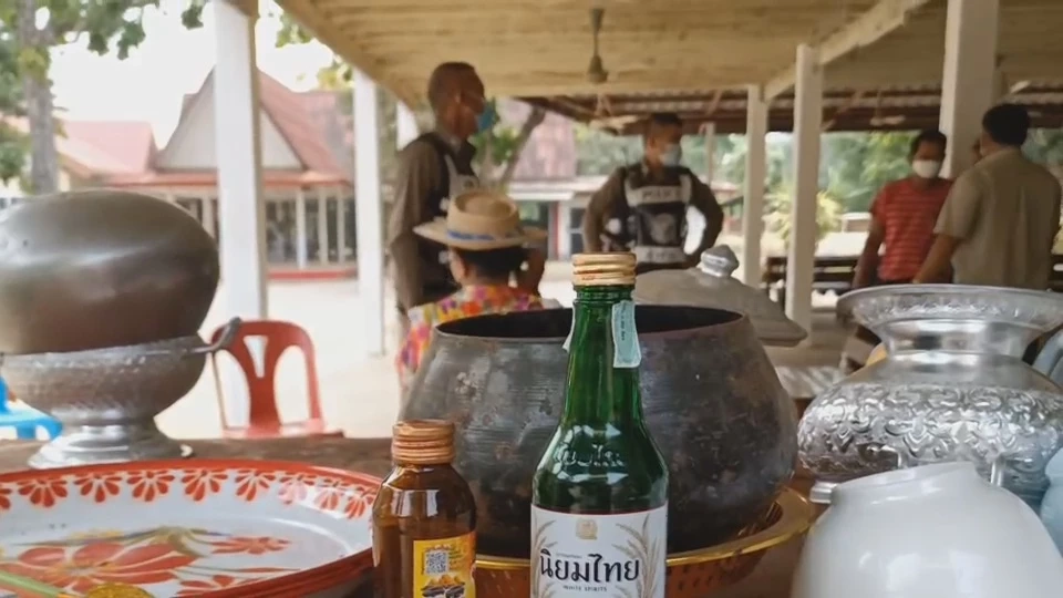 สุดทนพระดื่มเหล้าเมาฉลองสงกรานต์หลับคาผ้าเหลือง จีวรหลุดลุ่ย