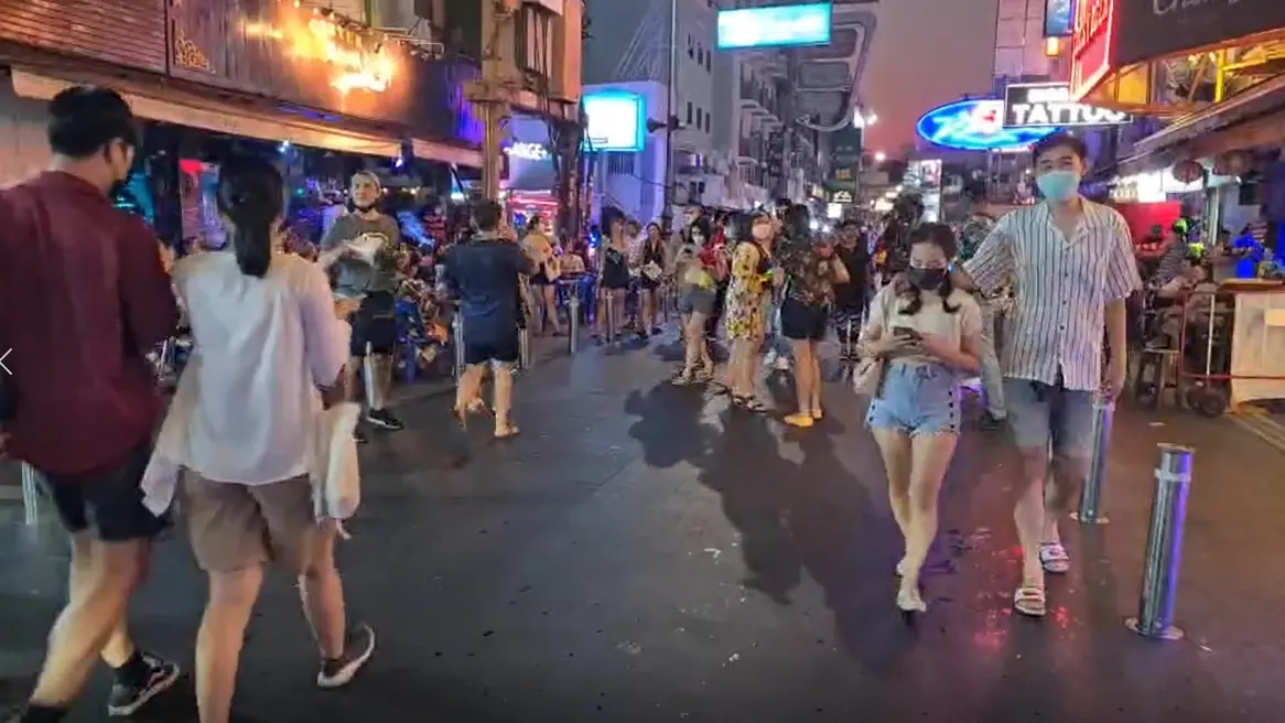 สั่งหยุดสาดน้ำถ.ข้าวสาร หลังนักท่องเที่ยวแห่เล่น หวั่นโควิดระบาด