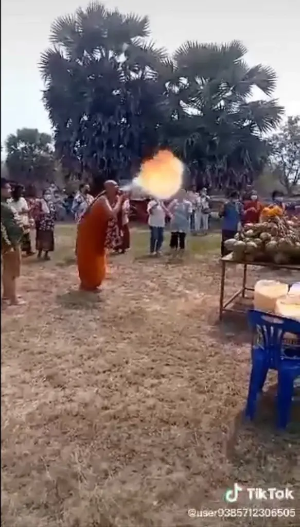 ชาวเน็ตแชร์คลิปพระพ่นไฟ ไม่เข้าใจเป็นพิธีอะไร