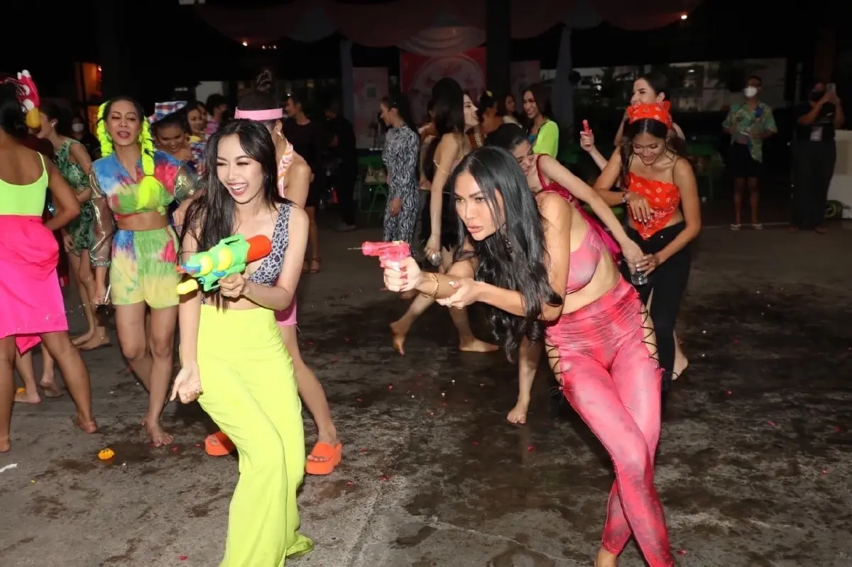 ก็สาดไปเลยสิคะ 77 สาวงาม "มิสแกรนด์" จัดเต็มชุดแซ่บเล่นน้ำสงกรานต์