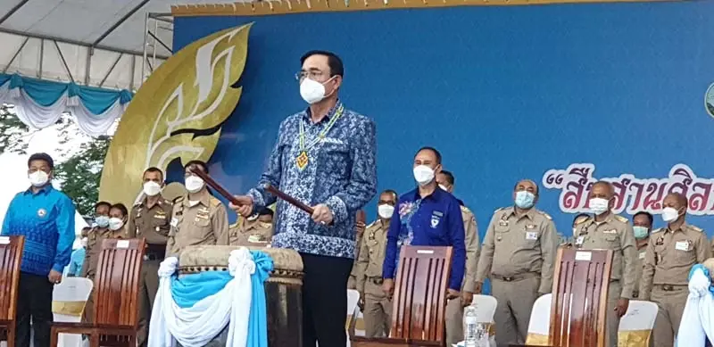 พล.อ.ประยุทธ์ ได้ของที่ระลึกเป็น "สร้อยคอลูกปัดโนรา" และ "เทริดโนราจำลอง" 