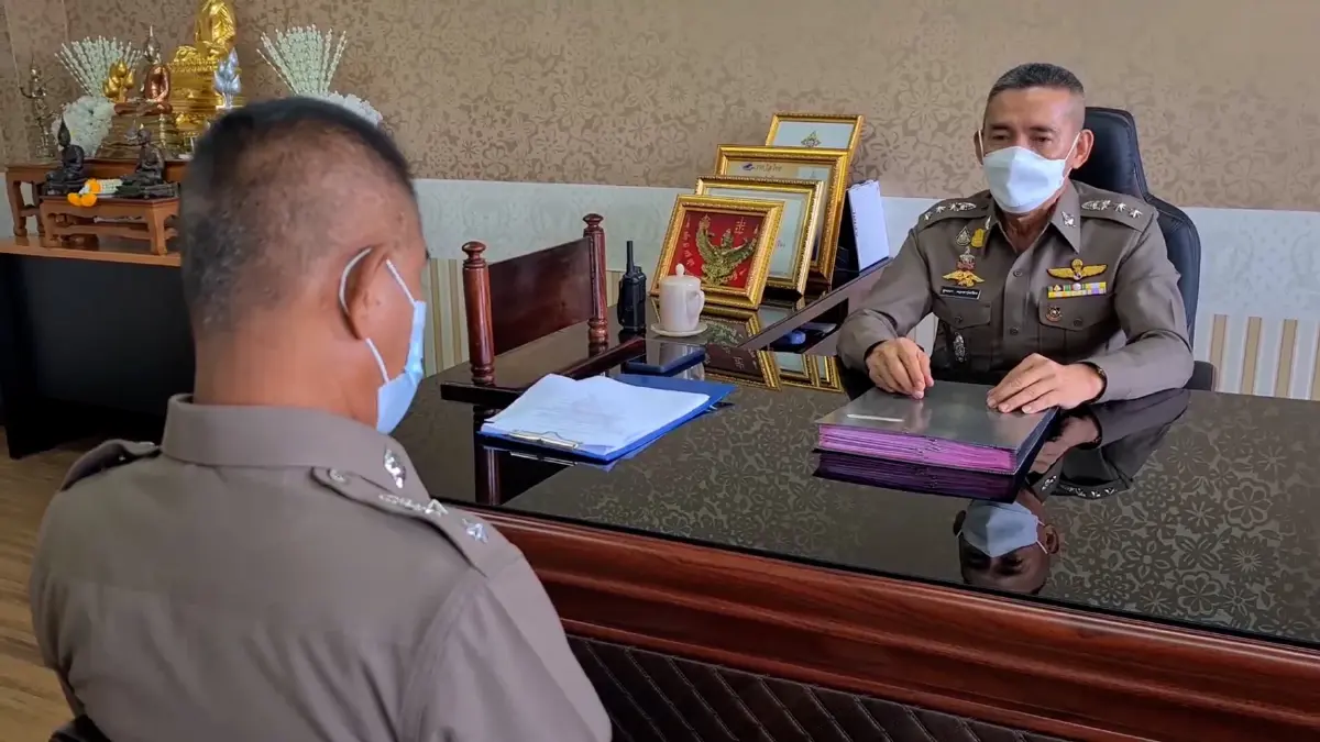 ผู้ต้องสงสัยยิง 2 หนุ่มงานบุญเข้าพบตำรวจพร้อมปืน