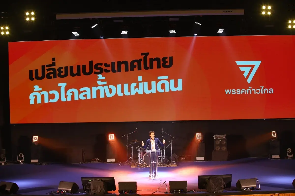 “พิธา” โชว์ภาพทักษิณ-คนเสื้อแดง หวังดึงคะแนนกองเชียร์