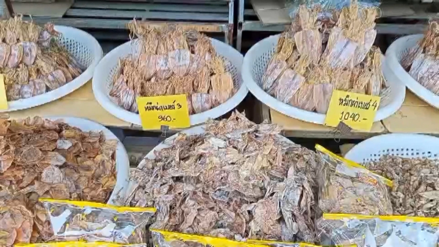 ร้านของฝากซบเซา หนุ่มสาวโรงงาน 'เมิน' ซื้อ