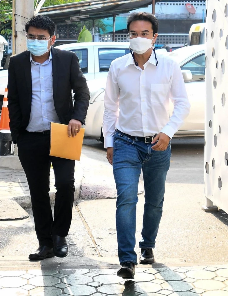 สามนิ้วบุกปชป.ทำกิจกรรมสีดาลุยไฟ แกนนำตัดหางปริญญ์ แนะเหยื่อออกมาให้หมด