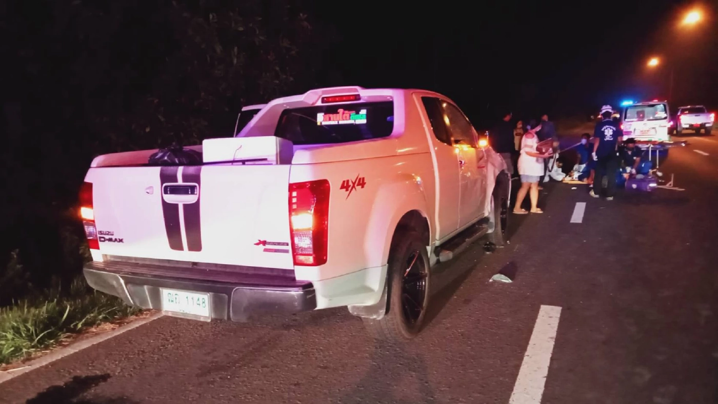 หนุ่มขับกระบะรถเสียระหว่างทางลงไปเช็คขณะเดินกลับขึ้นรถถูกเก๋งพุ่งชนดับ