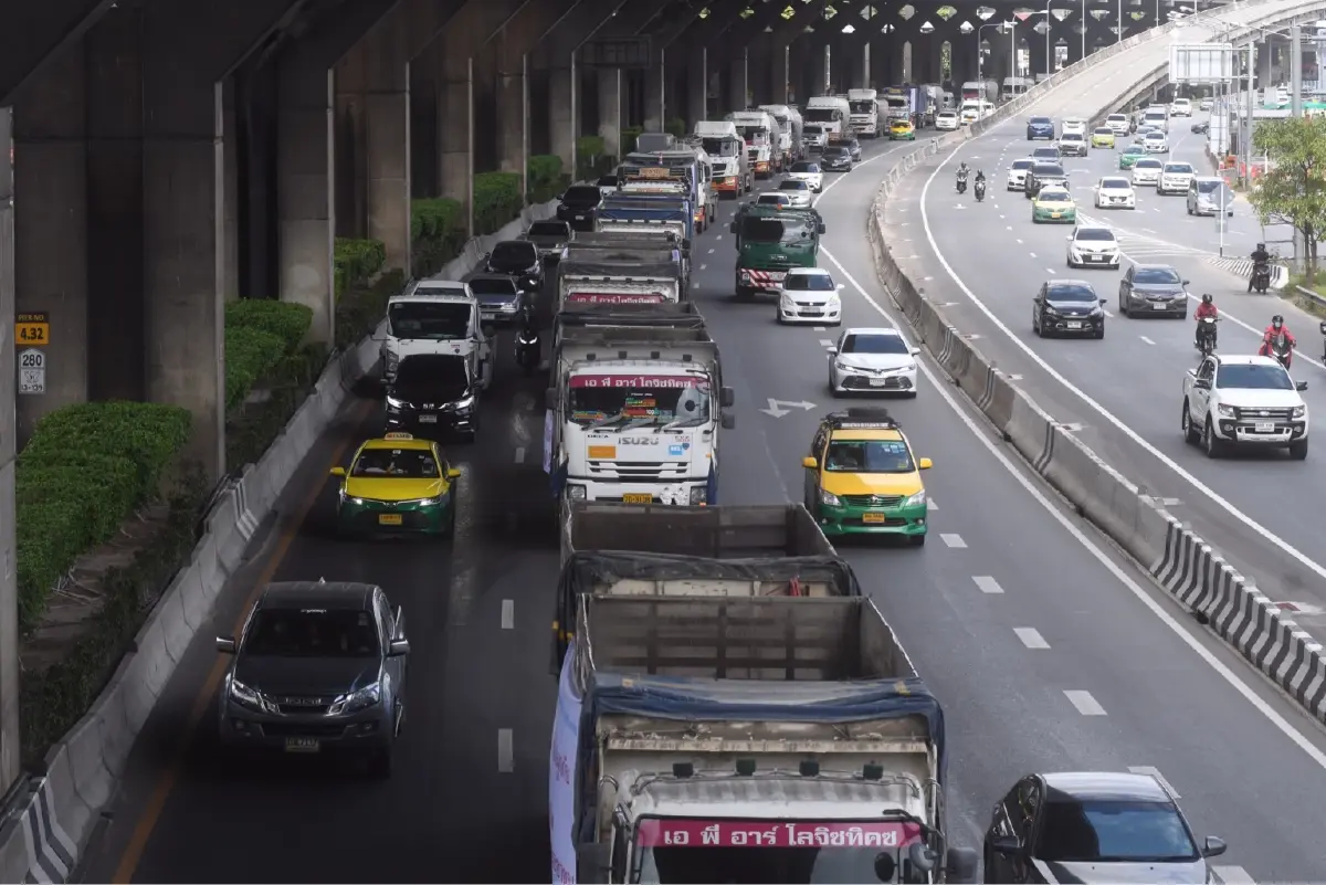 ทัพสิบล้อเตรียมบุกทำเนียบพรุ่งนี้ ค้านรัฐยกเลิกตรึงดีเซล