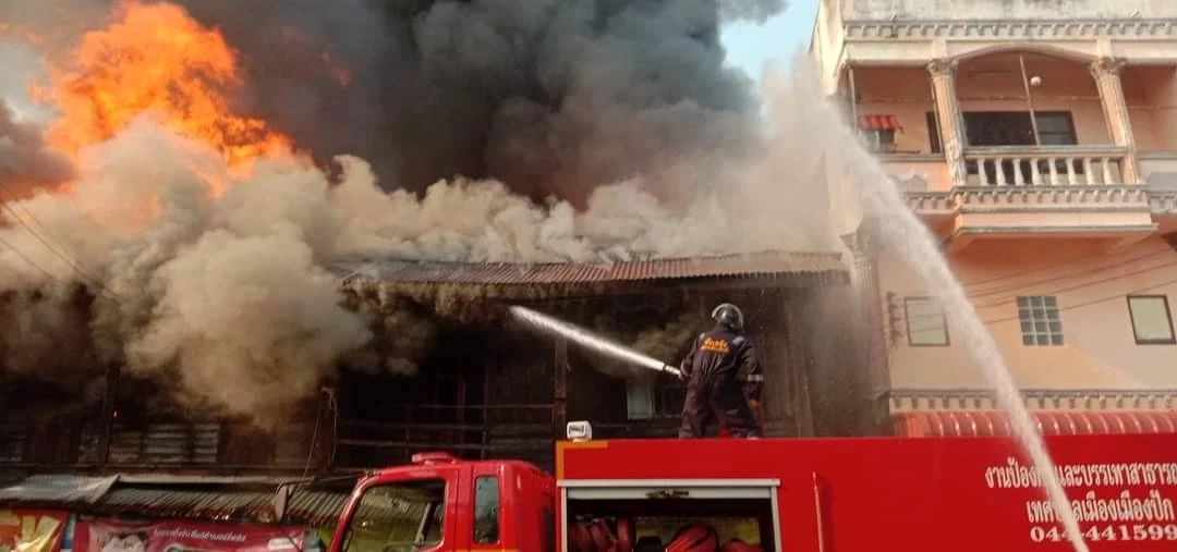 ไฟไหม้ตลาดปักธงชัย ดับ 1 ราย เสียหาย 70 ล้าน