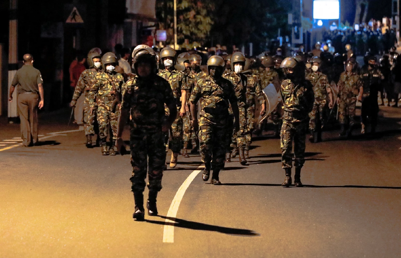 ชาวศรีลังกาเดือดบุกบ้านพัก ปธน. ประท้วงวิกฤต ศก.