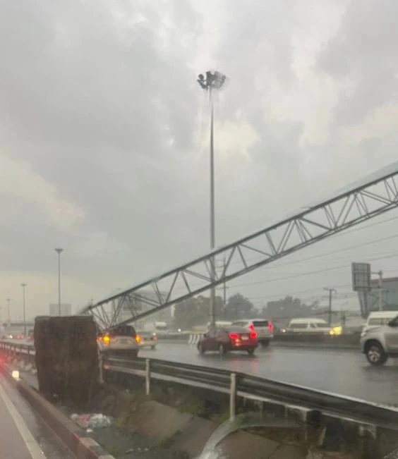 พายุฤดูร้อนถล่มกรุง ฝนตกหนักทำป้ายโอเวอร์เฮดล้มหล่นทับรถยนต์เสียหายยับ