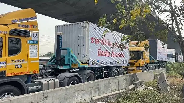 ทัพสิบล้อเตรียมบุกทำเนียบพรุ่งนี้ ค้านรัฐยกเลิกตรึงดีเซล