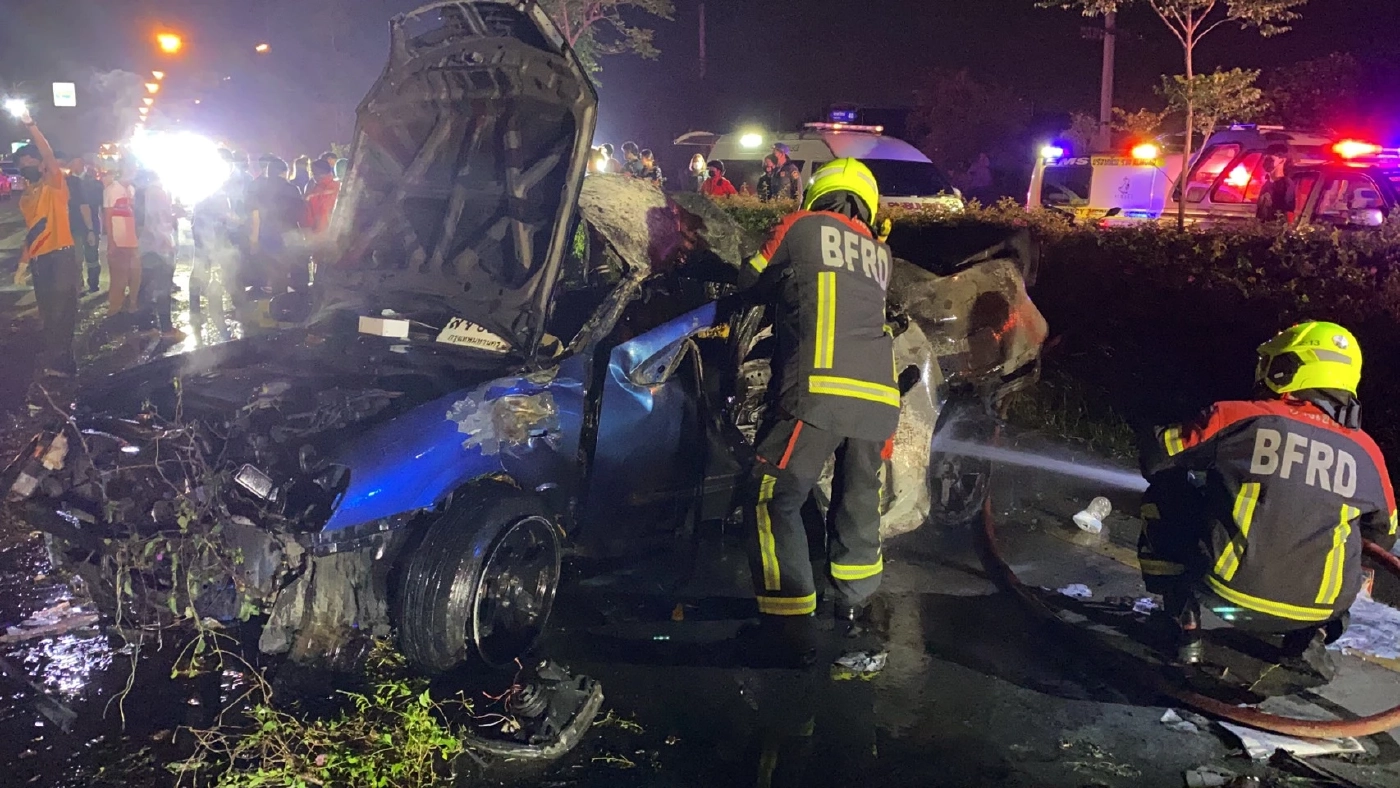 หนุ่มซิ่งรถเก๋งเสียหลักชนเละ ไฟลุกท่วมบาดเจ็บหนัก