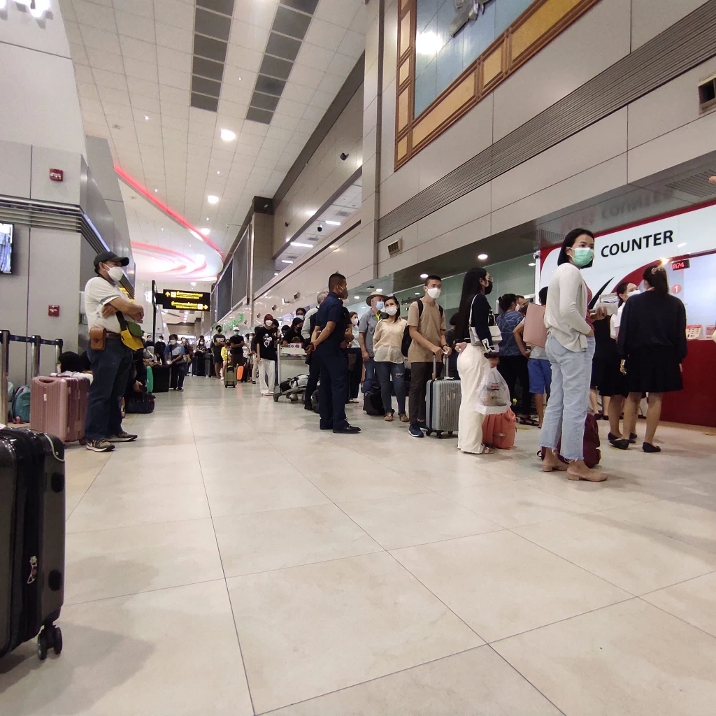 บรรยากาศความวุ่นวานที่สนามบินอุบลราชธานี