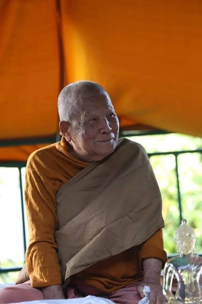 “ลีน่า จัง” แฉขบวนการทำลายศาสนา เดือดจัดปม “หลวงปู่แสง”