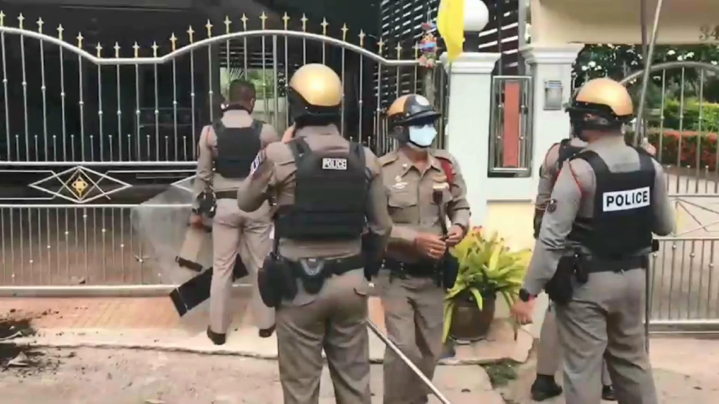 ระทึก! จนท.คุมตัวฝรั่งคลั่งแทงเพื่อนต่างชาติ-ไล่ทำร้ายชาวบ้าน