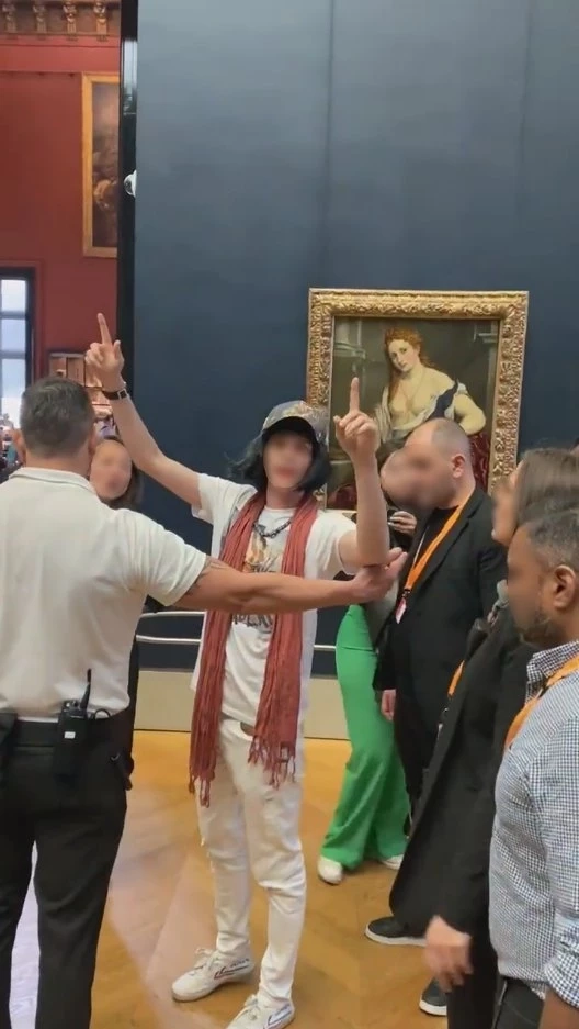 ฮือฮา! ชายปลอมตัวเป็นหญิงชรา บุกปาเค้กใส่รูปภาพ &quot;โมนา ลิซา&quot; ก่อนถูกจับ