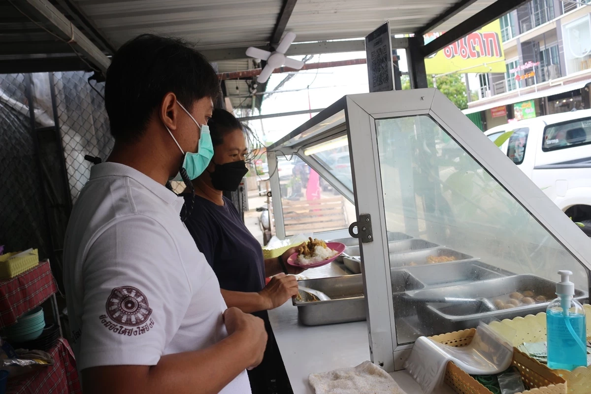 สวนวิกฤตของแพง ! ร้านข้าวแกงยืนหยัดขาย10 บาท คนแก่-คนตกงานกินฟรี