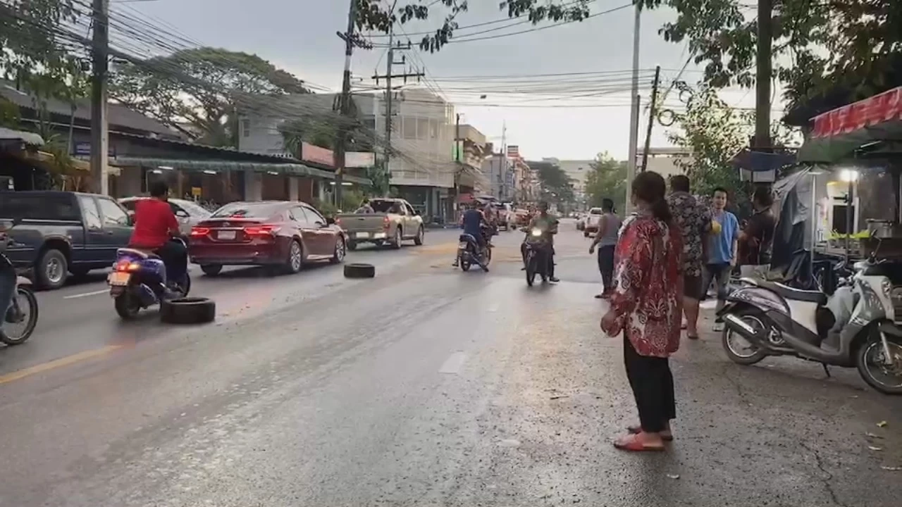 จยย.ล้มระเนระนาด กว่า 40 คัน เหตุน้ำมันรั่วลงพื้นถนน