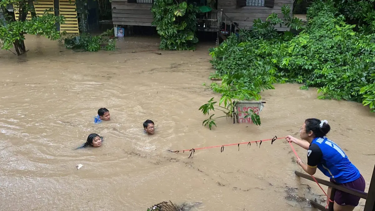 ชาวเชียงใหม่อ่วม ฝนถล่มหนักสุดรอบหลายปี น้ำป่าทะลักเข้าเมืองหลายพื้นที่