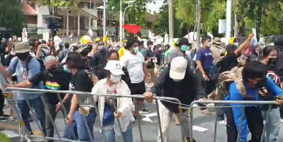 หวิดปะทะ! ม็อบเผชิญหน้า ตร.หน้าทำเนียบ ค้านกฎหมายควบคุมรวมกลุ่ม