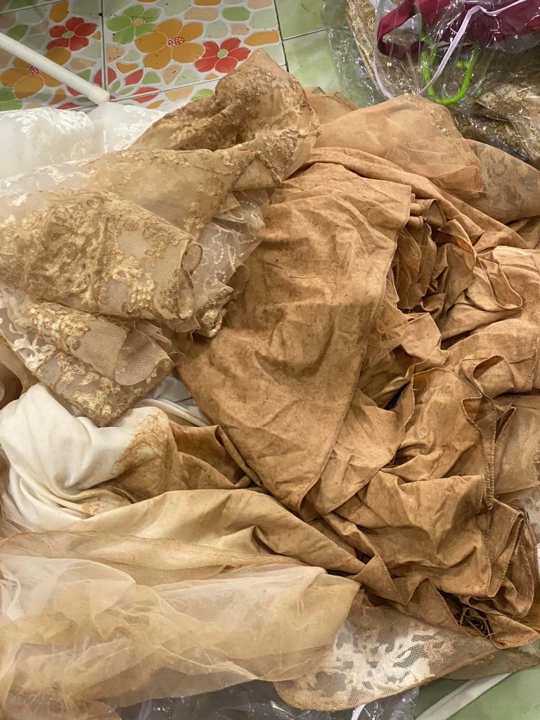 ชาวเน็ตแชร์โพสต์สภาพชุดวิวาห์ที่คู่บ่าวสาวเช่าไปแล้วถูกปรับ 3 พันบาท