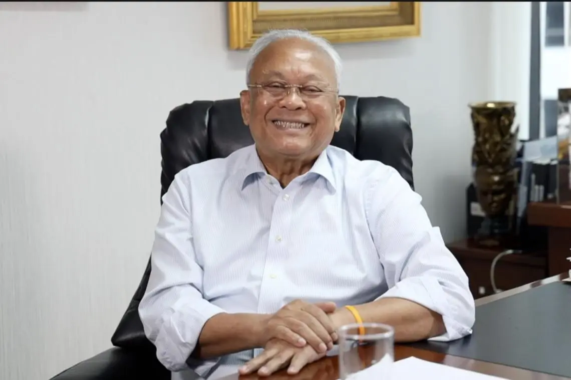 นายสุเทพ เทือกสุบรรณ ผู้ร่วมก่อตั้งและสมาชิกพรรครวมพลัง แกนนำ กปปส. และอดีตเลขาธิการพรรคประชาธิปัตย์